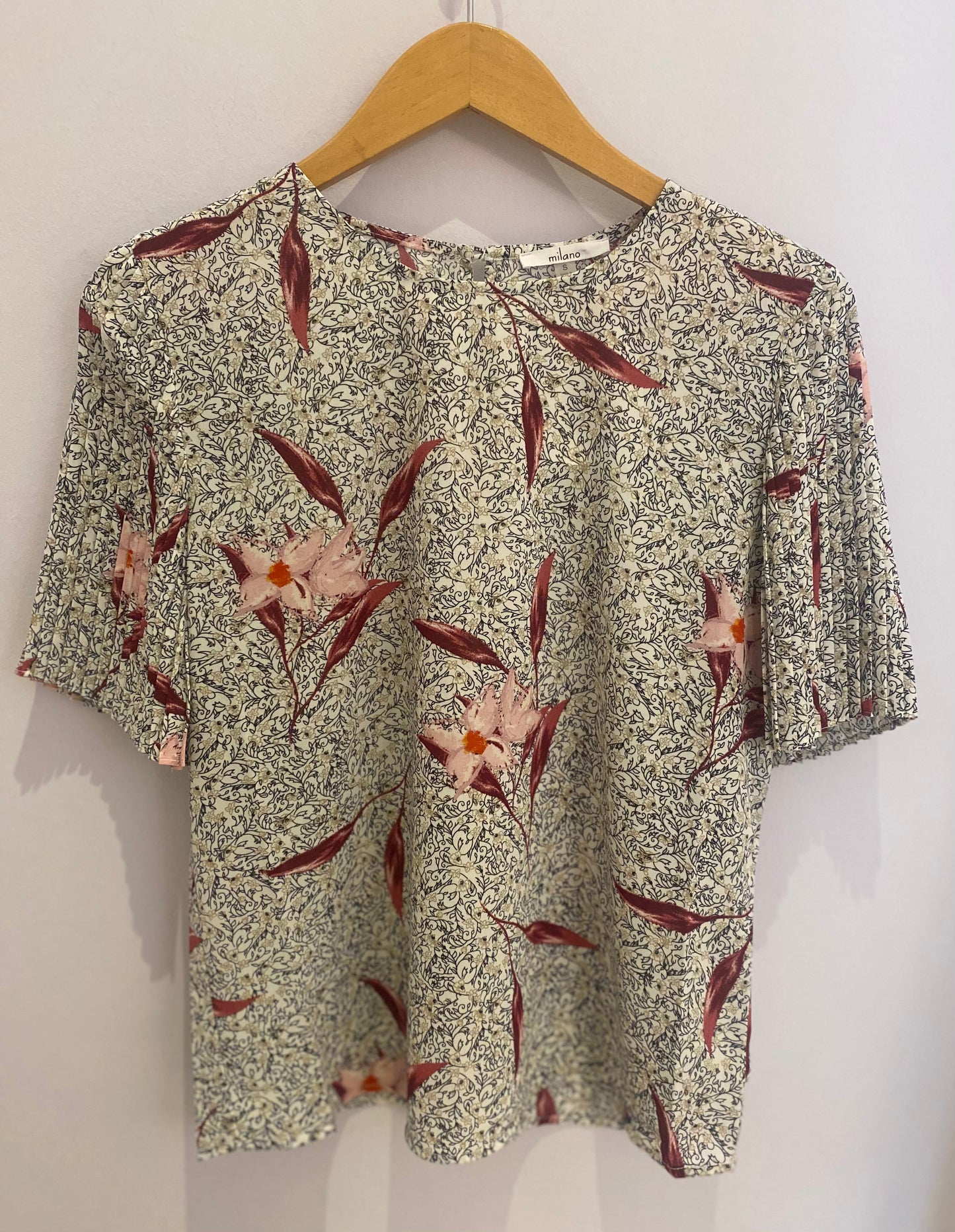 Short Pleat Sleeve Blouse